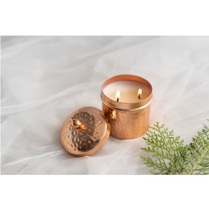 Tarro de vela de metal martillado de cobre con tapa para el hogar y la mesa de Navidad, tarro de vela de forma redonda de hierro decorativo - Product Image 1