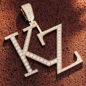 Iniciales Ice Out Colgante de moissanita chapado en oro personalizado con diamante de corte esmeralda Joyería fina con encanto de iniciales - Product Image 2