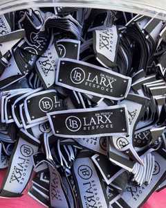 Étiquette de tissu de vêtement personnalisée 100 pièces 2x5cm extrémité/centre de pli Étiquette tissée de haute qualité pour vêtements Logo de marque estampage à chaud - Product Image 5