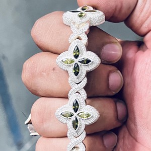 Pulsera de Piedras Preciosas de Diamantes VVS de Estilo Romántico en Oro Blanco de 14K Personalizada de RB Gems, Cadena Cubana con Cruz, Joyería Fina con Certificado GIA - Product Image 1