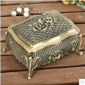Organizador de almacenamiento de baratijas de joyería de Metal Vintage con patrón de Rosa Cajas de joyería de Metal para mantener joyas elegantes en latón dorado - Product Image 4