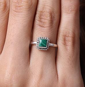 Vente en gros de bagues de designer élégantes en argent sterling 925 avec cabochon en malachite et pierres précieuses serti de diamants Anniversaire classique - Product Image 5