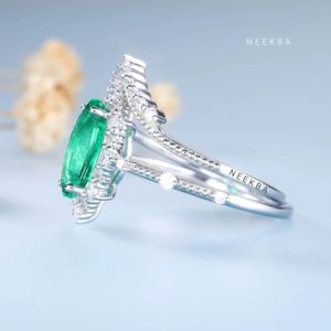 Ensemble de bagues de mariée émeraude en or blanc massif 10K-Bague de fiançailles Halo émeraude coupe marquise jumelée à une alliance en forme de couronne - Product Image 4