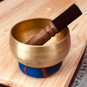 Mejor calidad superior NUEVA llegada Tazón de sonido de canto dorado Diseño martillado para Yoga Terapia Meditación Relajación Oración - Product Image 1