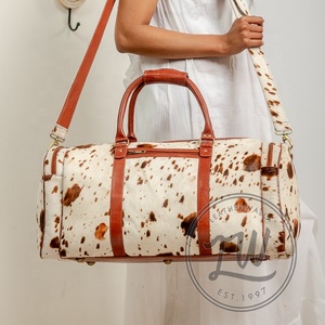 Vente en gros de sac polochon en cuir véritable à poils de vache avec logo personnalisé Bagage de voyage week-end et sac de voyage à main - Product Image 1