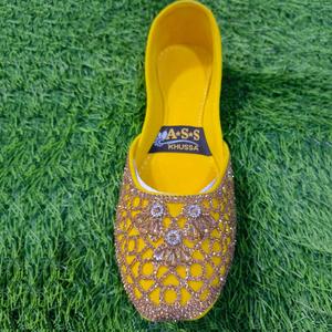 Vente en gros femmes khussa Sur demande nouveau Design couleur unie sur mesure fantaisie khussa Punjabi Khussa femmes design noir et doré - Product Image 6