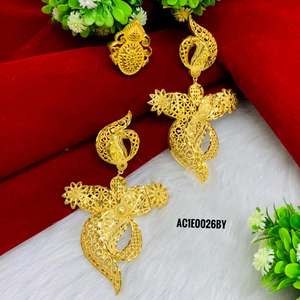 Magnifiques boucles d'oreilles plaquées or à la mode Design de fleurs mignonnes pour les mariages, les fêtes et les fiançailles en laiton - Product Image 2