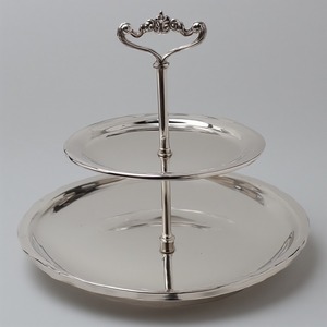 Support décoratif à gâteau en métal martelé avec base ronde surélevée conçu pour la présentation de desserts haut de gamme lors d'événements - Product Image 1