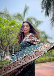 นำชุดแบบดั้งเดิมอันรุ่งโรจน์มาพร้อมกับคอเรือและชุดทอผ้า Banarasi Zari - Product Image 2