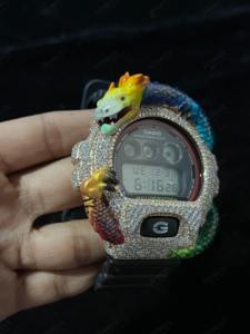 Reloj Dragon Bezel Plateado con Diamante de Corte Brillante Redondo - Joyería Unisex para Bodas y Aniversarios - Product Image 3