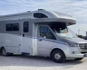 Autocaravana 4x4 de Alta Calidad con Nevera para Acampar en Camioneta - Product Image 1