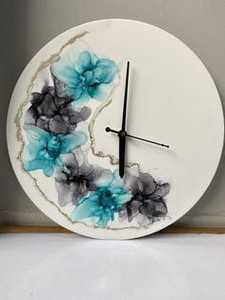 Horloge murale moderne à quartz multicolore de haute précision Affichage à aiguille à face unique Conception personnalisée pour le placement dans le salon - Product Image 3