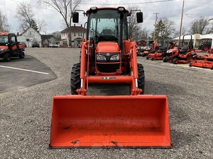 Tracteur Kubota M7060HDC12 de qualité supérieure 2022, style mini-chargeuse, avec godet à attache rapide et transmission entièrement synchronisée à 12 vitesses - Product Image 2