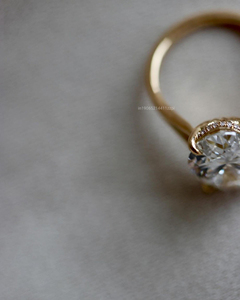 Bague de fiançailles en moissanite de 3 ct à coupe ovale avec halo caché Bague ovale allongée en glace pilée dans un cadre moderne classique pour elle - Product Image 2