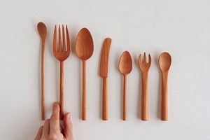 Ensemble de couverts légers en acier inoxydable avec manche en bois, conçu pour une manipulation facile lors des repas, des collations et des rassemblements - Product Image 6