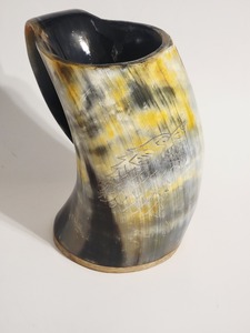 Taza de cuerno vikingo para beber, regalo de jarra tallada de lobo para Koi, tu amigo y el día de tu padre Chrism Gif. - Product Image 5