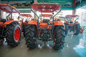 Tractor Agrícola Kubota M6040 de 60HP 4WD, Tractor Diésel para Preparación de Terrenos, Cultivo y Trabajo Agrícola - Product Image 5