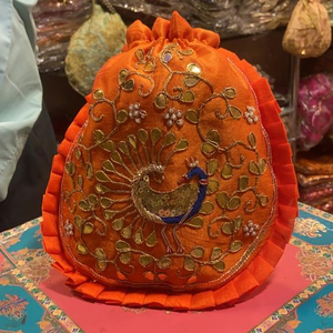 กระเป๋าใส่ของขวัญแต่งงานผ้าไหมทำด้วยมือคุณภาพสูงสำหรับผู้หญิงกระเป๋าใส่ของขวัญจากธรรมชาติอินเดียสำหรับเจ้าสาวของขวัญแต่งงาน - Product Image 1