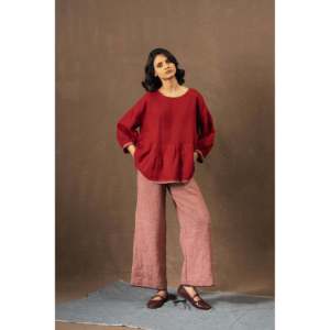 Blusa y Camisa DVE ANISHA para Mujer, Tejida a Mano, de Lino con Pliegues, Color Carmesí - Product Image 2