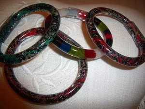 สร้อยข้อมือสุดชิคแบบพรีเมี่ยมกำไลเรซิ่นมาใหม่สำหรับผู้ชายและผู้หญิง - Product Image 4