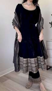 ชุดเย็บปักกำมะหยี่วิสคอสจากนักออกแบบชาวอินเดียชุดใส่ทำงานแขนเสื้อแบบชนเผ่าเสื้อและล่างพร้อม Dupatta - Product Image 3