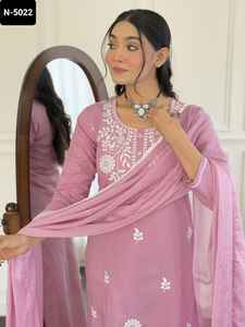 Tissu indien ethnique en viscose pure avec un travail brodé magnifique et attrayant avec Pent avec Dupatta et une robe à bordure en dentelle fantaisie - Product Image 4