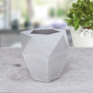 Pot de fleurs géométrique minimaliste en béton pour une utilisation sur un bureau intérieur avec une plante verte ou une plante succulente - Product Image 1