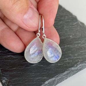 Boucles d'oreilles pendantes en pierre de lune arc-en-ciel lisse, forme goutte, 20 mm, fermoir à levier, argent sterling 925, pierre de naissance de juin, élégance - Product Image 3