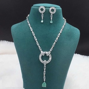 Collier de bijoux AD en laiton au design exquis avec zircon poli pour les mariages et les occasions spéciales d'Inde - Product Image 1