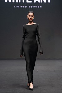 Top choix 2024 robes pour femmes noir et blanc Mollya dos nu robe drapée 77% acétate 23% Polyester vêtements pour femmes blanc - Product Image 3