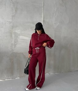 Ensemble de survêtement pour femme bordeaux avec accent de passepoil, col montant zippé, pull épais et pantalon de survêtement large assorti - Product Image 6