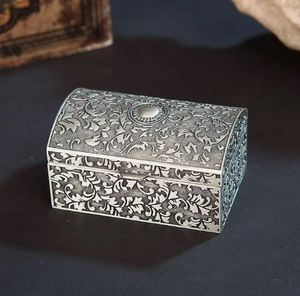 Boîtes à bijoux en métal pour l'entretien Belle boîte à bibelots en métal plaqué or Élevez votre collection avec nos boîtes à bijoux élégantes - Product Image 5