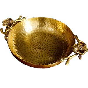 Bandeja para servir frutas secas de diseñador hecho a mano de lujo moderno Chapado en oro Mango de hoja Acabado martillado Mesa de boda - Product Image 2