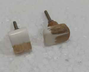 Pomo de resina minimalista con detalles de latón para armarios de cocina, armarios de madera, cajones y puertas de armarios - Product Image 1