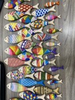 Décoration suspendue en bois traditionnelle en forme de poisson avec motif végétal du Vietnam