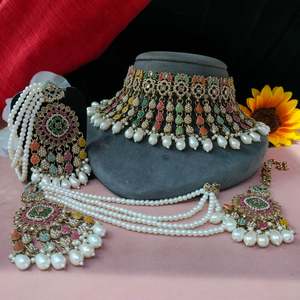 Conjunto de Gargantilla de perlas Jadau con pendientes de Sahara y conjunto de collar de lujo Maang Tikka para mujeres elaborado con materiales amigables con la piel - Product Image 3