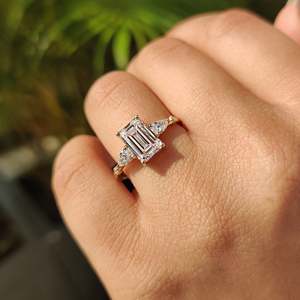 Anillo de compromiso con cinco diamantes de corte esmeralda - Product Image 6