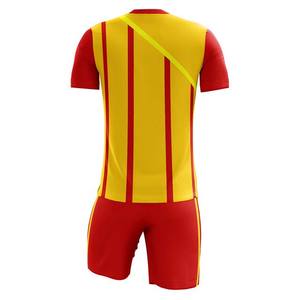 Conjunto de uniformes de fútbol de secado rápido para hombres, tela de poliéster, impresión por sublimación, diseño de logotipo, conjunto de ropa deportiva de dos piezas, uniformes de fútbol - Product Image 2