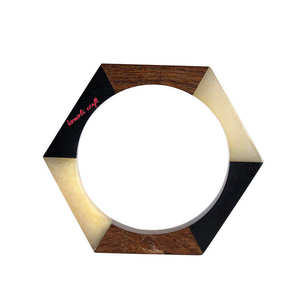 Bracelet élégant en bois et en résine fait à la main Design personnalisé pour les femmes Bijoux écologiques dans des couleurs et des tailles personnalisées - Product Image 2