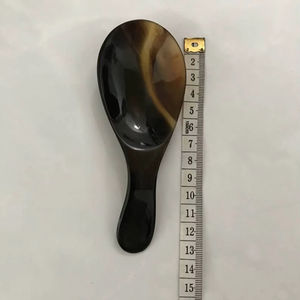 Cuillère en corne de buffle naturelle, fabriquée à la main et polie, parfaite pour servir des épices, des condiments ou pour une utilisation décorative sur la table, de haute qualité - Product Image 1