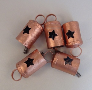 Campana de vaca de cobre con diseño de corte de estrella vintage, campanas colgantes de decoración navideña de Metal hechas a mano - Product Image 1