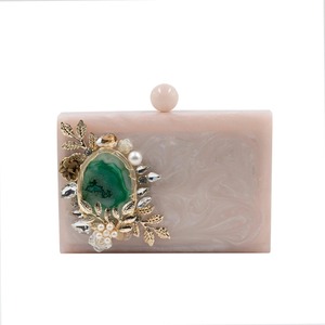 Pochette en résine élégante avec perle et fermoir magnétique Design élégant et durable pour un style de mariage à la mode - Product Image 1