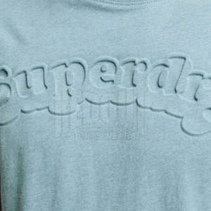 เสื้อยืดลายนูนสำหรับผู้ชายเสื้อเชิ้ตผ้านุ่มออกแบบโลโก้ได้ตามต้องการ - Product Image 5