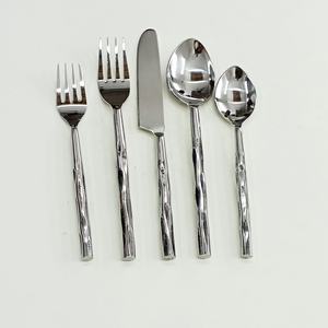 ชุดเครื่องใช้บนโต๊ะอาหารสแตนเลสแบบพกพามีด้ามจับดีไซน์หยาบชุดช้อนขัดกระจกสีเงินทำจากสแตนเลส - Product Image 1