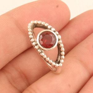 Bague de fiançailles et d'anniversaire pour femme en argent sterling 925 avec grenat rouge brut serti clos, style chrétien de luxe, de la collection Jewelry Studio Rawgemstone - Product Image 3