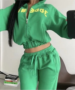 Ensemble de survêtement vintage deux pièces pour femmes, coupe courte, en polyester épais, avec logo personnalisé, pantalon de jogging et fermeture éclair effet usé - Product Image 3