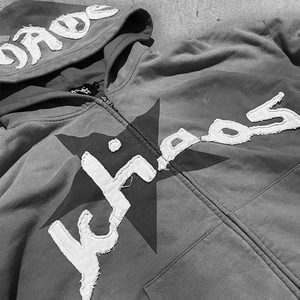 सबसे ज्यादा बिकने वाली कस्टम विनिर्माण थोक कढ़ाई पैच और सूरज की फीकी हुई हुडी निर्माता कस्टम ज़िप अप हुडी - Product Image 5