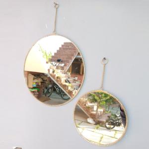 Ensemble de 2 miroirs muraux décoratifs ronds en laiton et miroir avec finition laiton - Product Image 1