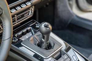 Carrera T Coupé ~ 2024 Miles 911 2,600 d'occasion, manuelle à 7 vitesses, extérieur craie, non modifié - Product Image 6