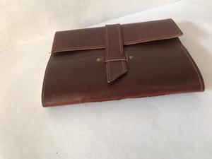 Revues en cuir sur mesure avec des boutons ou des sangles en cuir faites à l'aide de pages de papier fait main en coton de couleur marron foncé - Product Image 5